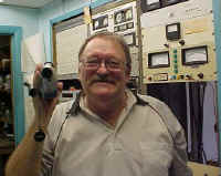 __hr_Dave+with+camera+in+hand.jpg (35505 bytes)
