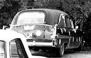 __hr_Herse+in+the+LOF+parking+lot..jpg (121724 bytes)
